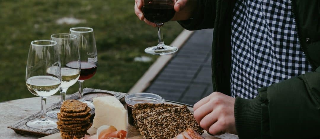 découvrez l'art du mariage des vins et des plats. des conseils pratiques et des suggestions pour sublimer chaque repas avec le vin idéal. apprenez à harmoniser saveurs et textures pour une expérience culinaire inoubliable.