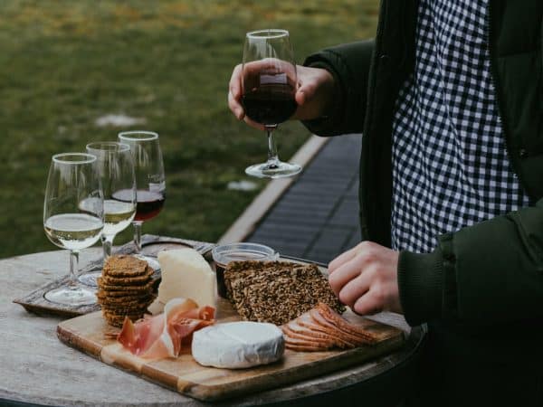 découvrez l'art du mariage des vins et des plats. des conseils pratiques et des suggestions pour sublimer chaque repas avec le vin idéal. apprenez à harmoniser saveurs et textures pour une expérience culinaire inoubliable.