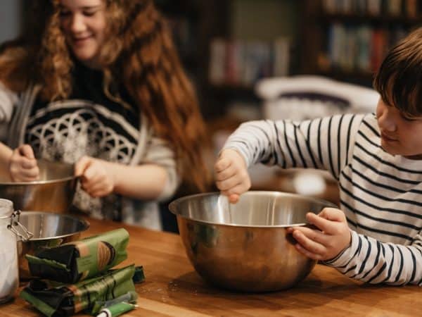 découvrez des recettes savoureuses et économiques avec notre guide sur le budget cooking. apprenez à préparer des plats délicieux sans vous ruiner, tout en optimisant vos dépenses alimentaires.