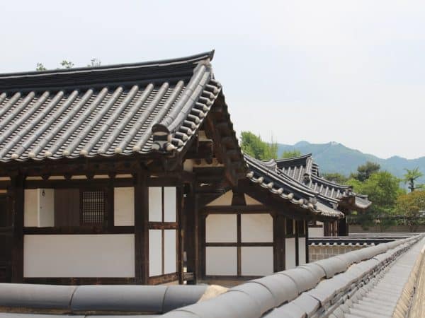 découvrez l'authenticité des maisons traditionnelles, reflet d'un savoir-faire ancestral et d'un charme intemporel. explorez les caractéristiques architecturales, les matériaux naturels et l'harmonie avec leur environnement.