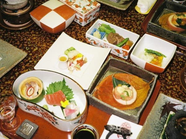 découvrez l'univers du bento, ces boîtes repas japonaises élégantes et pratiques, parfaites pour savourer vos plats préférés en toute simplicité. apprenez à préparer des bentos variés, équilibrés et esthétiques qui raviront vos yeux autant que vos papilles.