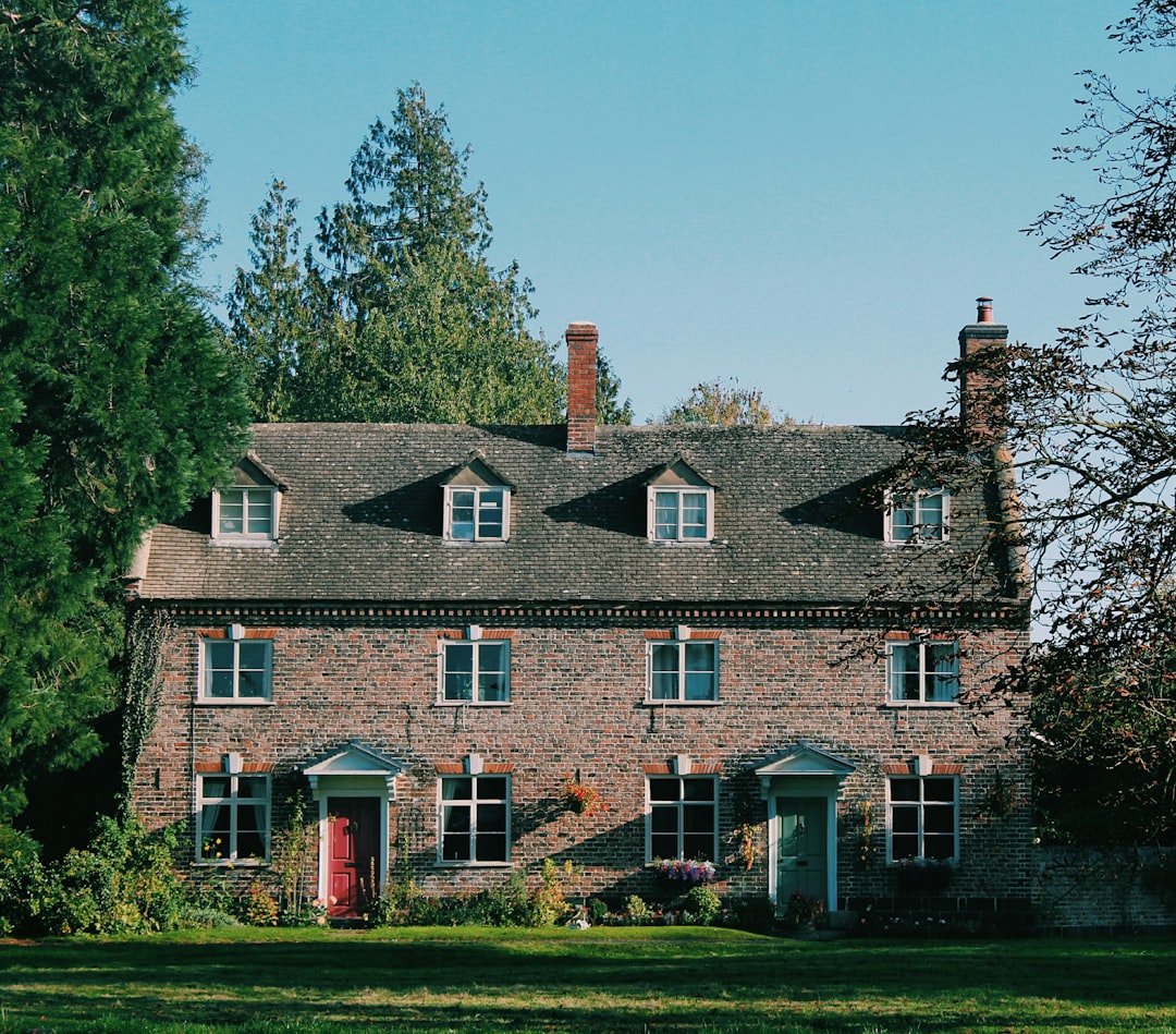 découvrez le concept de la maison passive, une approche innovante de l'architecture durable qui garantit un confort optimal tout en réduisant la consommation énergétique. apprenez comment ces maisons éco-efficientes utilisent des matériaux de haute qualité et des technologies avancées pour créer des espaces de vie sains et respectueux de l'environnement.