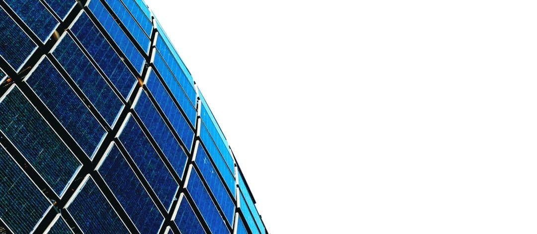 découvrez les avantages des panneaux solaires pour votre maison et votre environnement. apprenez comment ils réduisent vos factures d'énergie et contribuent à un avenir durable grâce à une énergie propre et renouvelable.